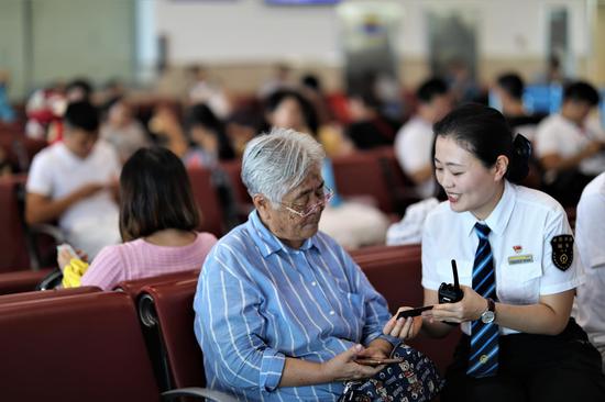 程冠楠热情服务旅客的场景