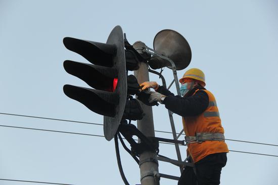 道岔转辙机内部进行测试的场景该段技术干部在信号机械室组合架进行
