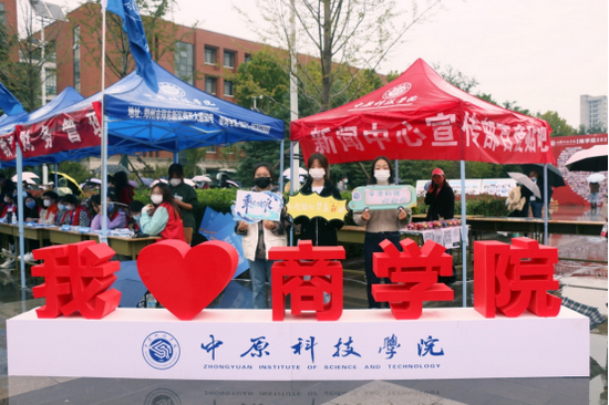 各学院精心布置迎新点以梦为马,开启大学之旅校园九宫格打卡面对怀揣