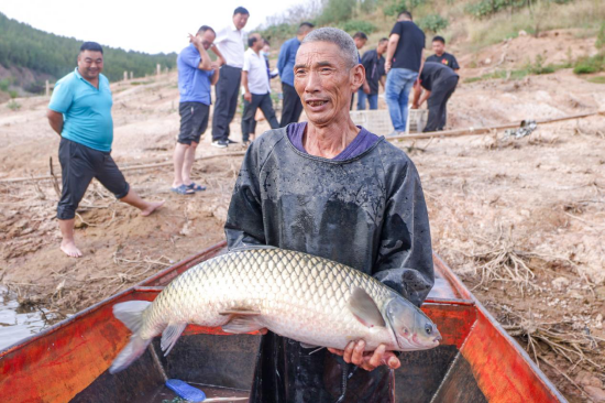 丹江湖畔响起传统“号子”声 渔民再现旧时场景庆丰收_新浪河南_新浪网
