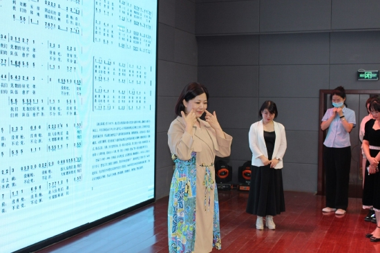 河南省音协主席、省文艺志愿者陈静为学员授课
