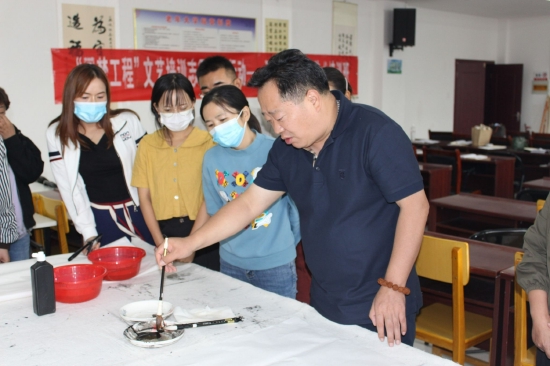 河南省美协副主席、省文艺志愿者武金勇为学员授课