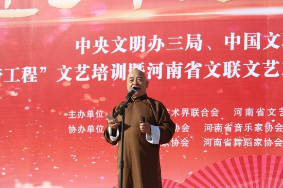 兰考县当地文艺志愿者毕风表演快板《念奴娇 追思焦裕禄》