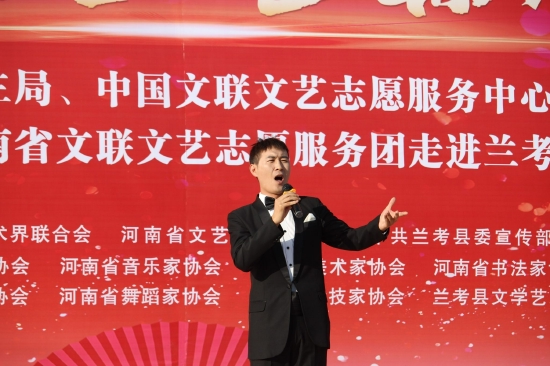 省文艺志愿者朱昌铭演唱歌曲《滚滚长江东逝水》