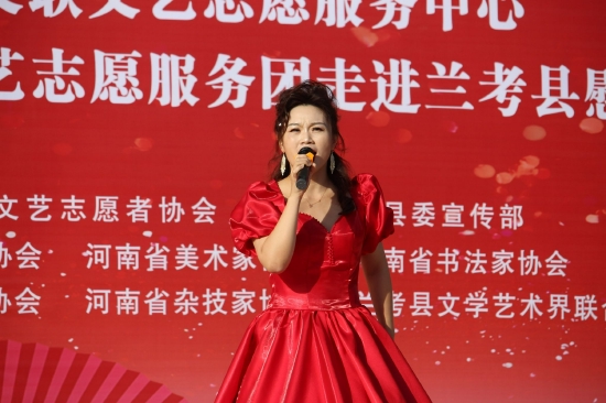 兰考县当地文艺志愿者魏敏演唱歌曲《领航新时代》