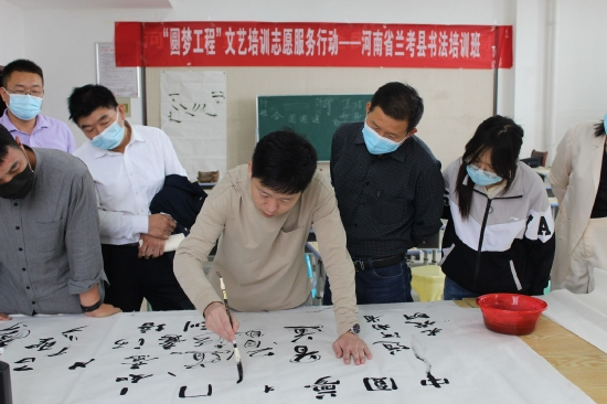 省文艺志愿者武盼龙为学员授课