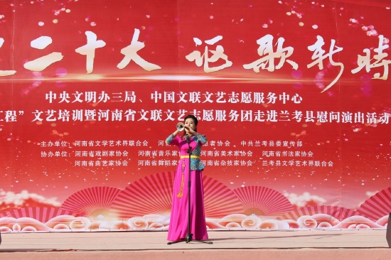 省文艺志愿者朱亚娟演奏唢呐《百鸟朝凤》