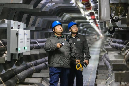 国网河南电力员工对电缆隧道开展排查巡视。罗浩 摄