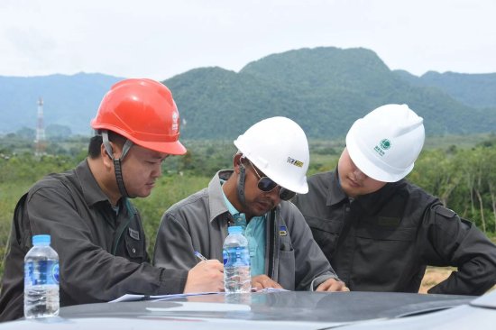 河南送变电公司员工和泰方人员在施工现场