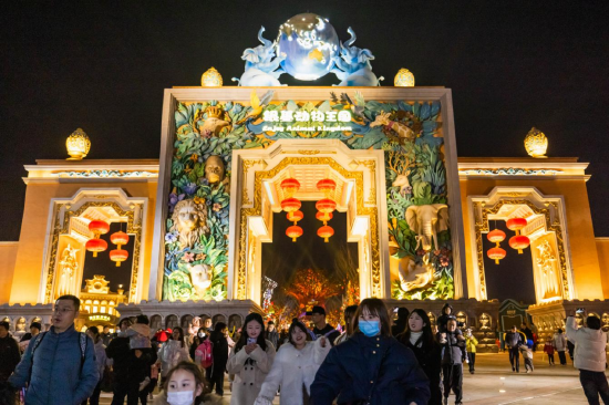 郑州银基旅游度假区:元旦假期市场火爆,游客共度欢乐时光