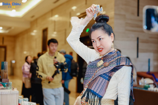 外国网红陈慕筠展示开封文创产品