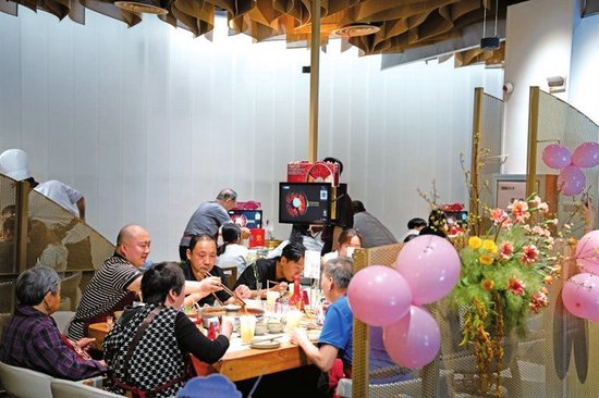 郑州“00后”新人举办火锅婚礼引热议 个性化、重体验的婚礼成婚嫁新风尚
