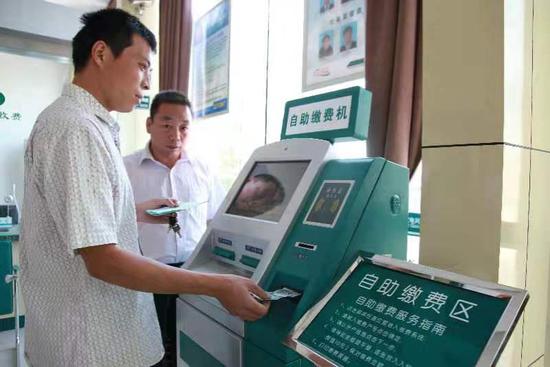 各类便民服务设施极大地方便了客户。（任燕 摄）