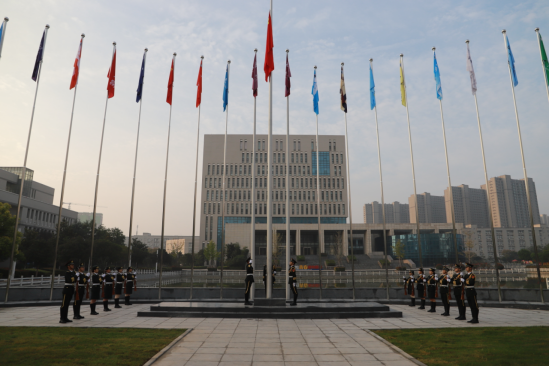 河南机电职业学院首场升旗仪式很壮观