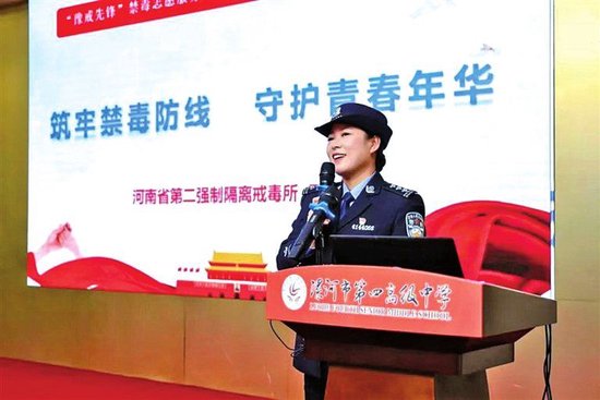 河南女警假期制止行凶 被刺伤后踢落凶器 面部伤口缝合30余针