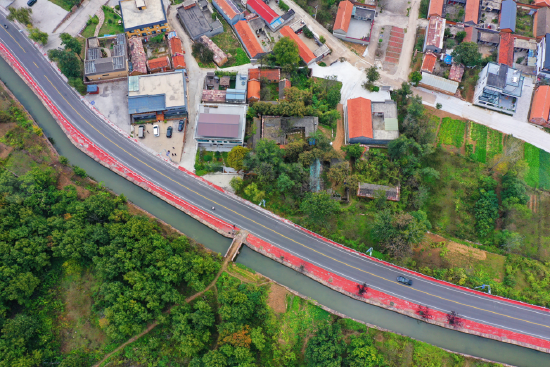 河南林州：林石公路串起太行山里“致富景”