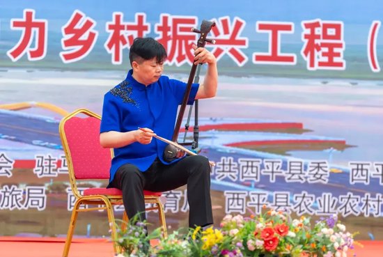 张付中带来曲胡演奏《大起板》