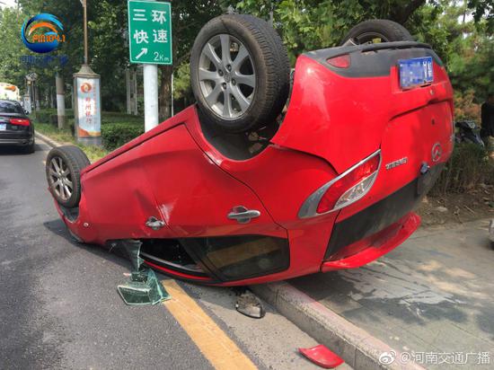 郑州一女司机连撞2车后翻车 围观者:当时车速很快