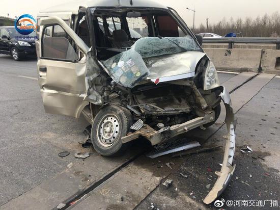 郑州一面包车追尾洒水车 副驾驶坐着两岁女童