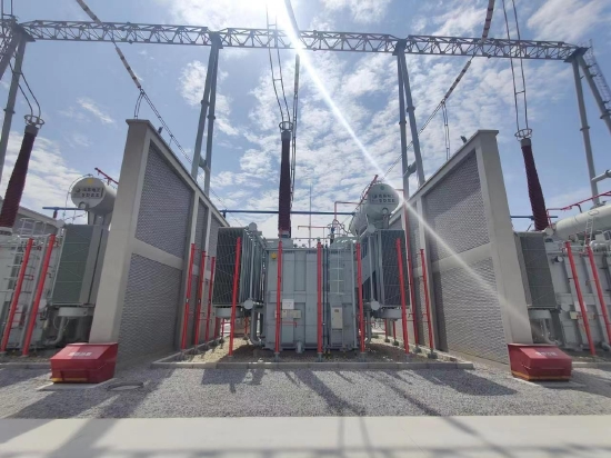 沙盟变电站500千伏主变压器.罗晓东 摄