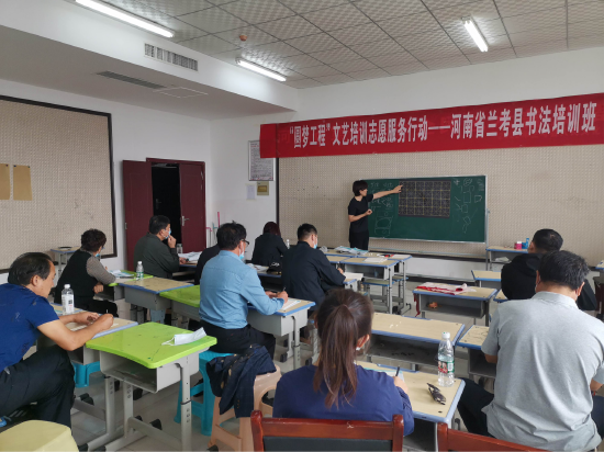 省文艺志愿者李芳芳为学员授课