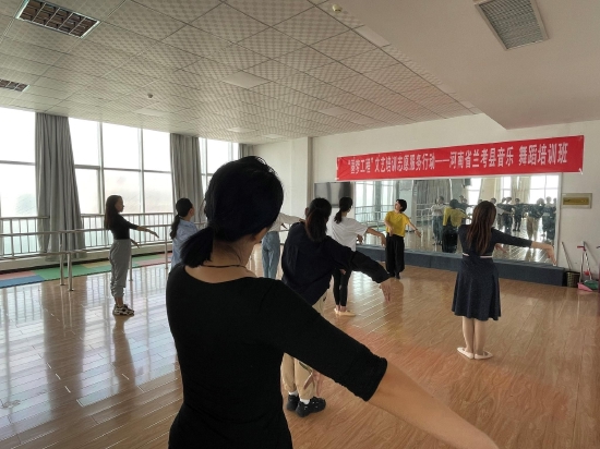 省文艺志愿者赵晓晓为学员授课