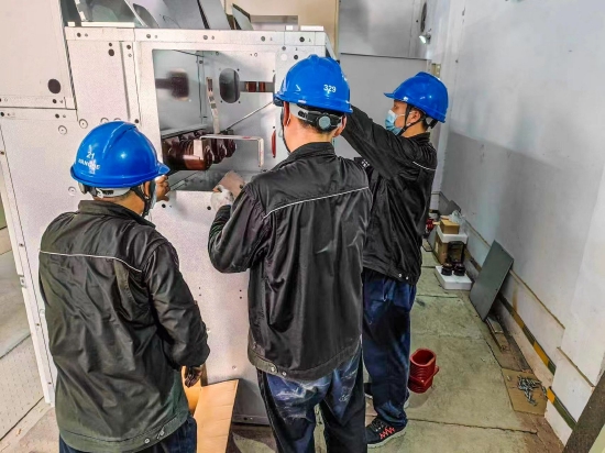 国网河南电力员工及时消除故障恢复供电，保障居民的用电需求。（朱柯佳）