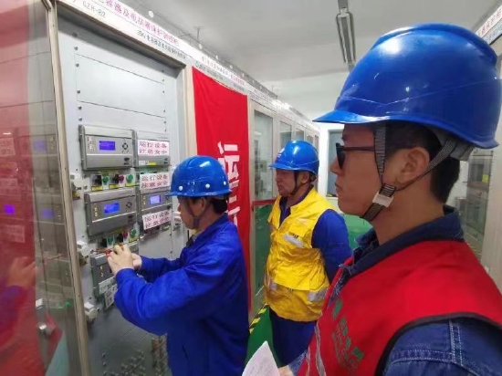 国网河南电力员工在变电站综合检修工作中全力保障现场安全。牛金豪 摄