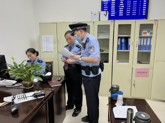 民警向铁路职工讲解“帮信罪”相关法律法规