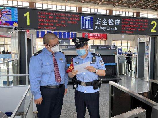 民警向铁路职工讲解“帮信罪”相关法律法规