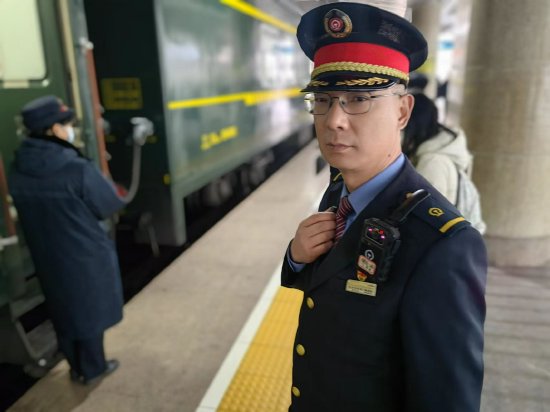 2024年1月1日,新年第一天,郑州客运段烟台车队一组列车长杨洪军带领