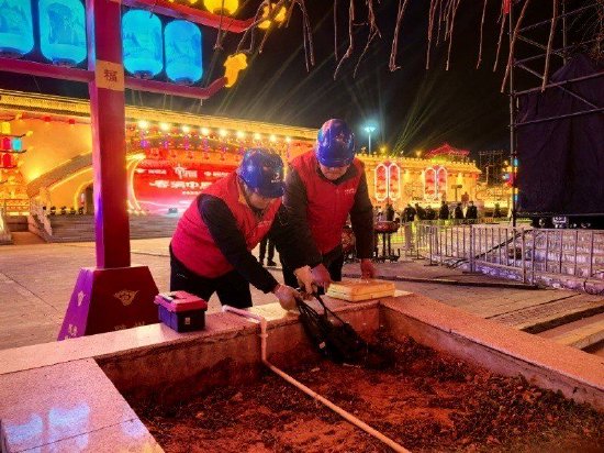 三门峡“地坑院灯会”期间电力员工定期开展用电隐患排查。（ 陈葆杰）