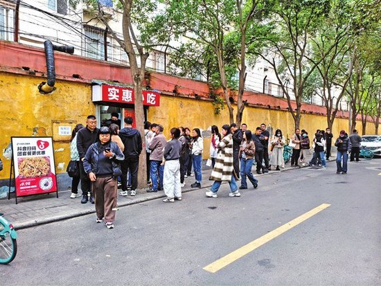 郑州炒八掺老板娘回应网友：没想当明星，我就是做饭的，根儿得扎稳了