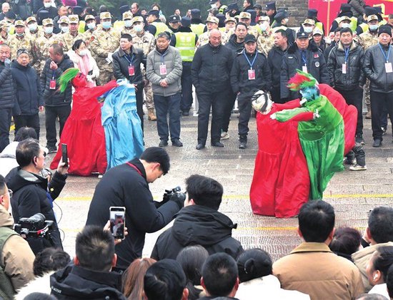 鹤壁浚县正月古庙会迎高潮 24支社火队、103个节目浮丘山展演