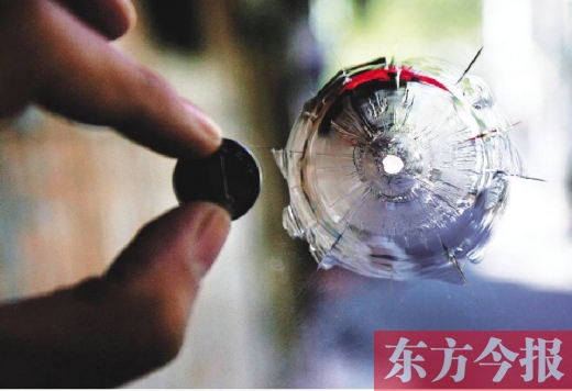 遭到袭击的玻璃