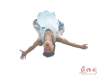 焦作小伙跑酷创造吉尼斯纪录蹬墙后空翻37米