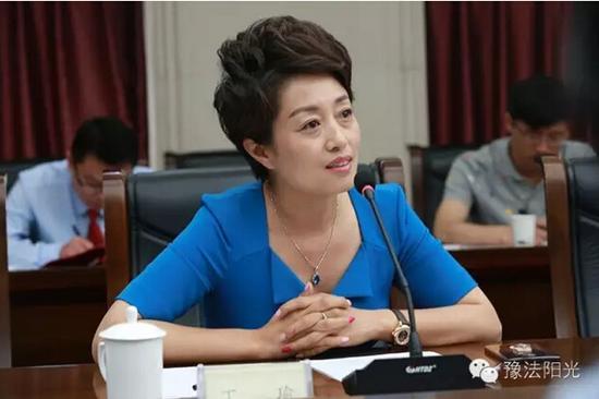 河南天乐传媒有限公司总经理丁瑜首先从陈海发同志的工作态度谈起,后