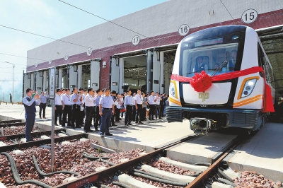 5月16日上午9:00,第一列电客车驶出城南车辆段,这标志着郑州地铁2号线