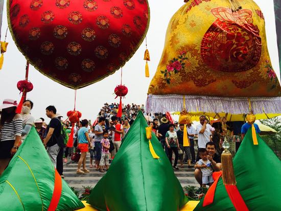 清明上河园景区端午节期间热闹的游园场景.