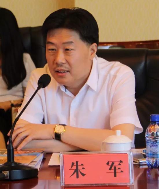 新疆河南企业联合会(商会)会长朱军在会上发言