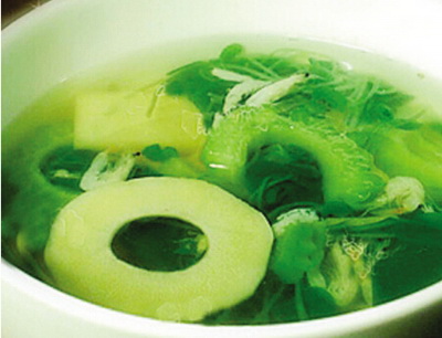 先将竹笋洗净去皮,用水焯一下,接着把苦瓜洗净,去瓤,切成段.