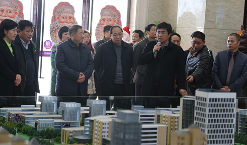 县发改委主任徐钊向市人大领导汇报商务中心区总体规划情况.