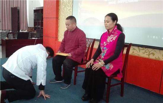 "亚洲厨王"在登封收徒 50名徒弟行跪拜礼