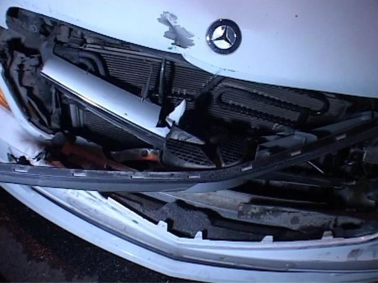 郑州奔驰追尾面包车 酒驾司机下车竟说不是司机