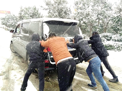 志愿者帮市民推车
