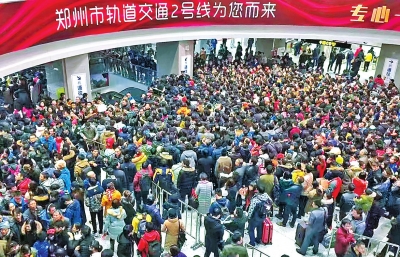 地铁 昨日早高峰,地铁站内人满为患.记者吴国强摄影