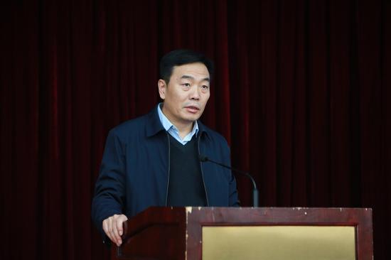 省法学会专职副会长兼秘书长黄建中主持