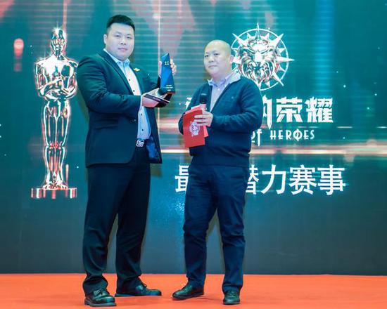 大东翔总教练赵世杰代领奖