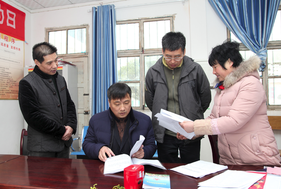 农行三门峡分行党委书记,行长张建新(左二)了解扶贫村相关情况