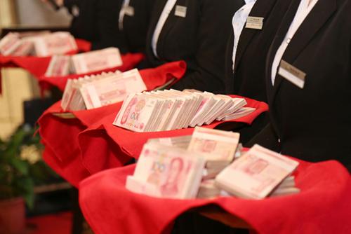 郑州土豪老板发165万年终奖 现金堆成山